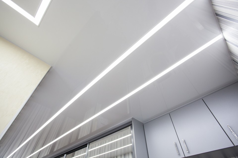 Заказать световые потолки с линией света в г. Саянск